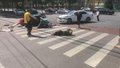 谁也不让谁！交叉路口抢黄灯 小轿车与三轮车相撞
