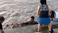 小孩不慎落水险被冲走，白衣大哥紧跟着跳入水中