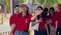 北京高考最后一科即将开考 老师们纷纷与学生击掌加油打气