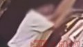 男子白天在巷子内偷走女士裙子内衣，当天偷了两次，当地警方介入
