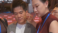 董宇辉到达演播厅马不停蹄接过台本熟悉彩排流程
