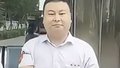 公交司机暴雨中送女孩回家 你值得一面锦旗！