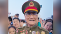 95岁老兵戴海山来到天安门广场看升旗 换上军装那一刻人群瞬间沸腾。