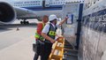 酷暑暴晒 停机坪上的海关航空器监管关员