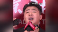 轮到新人演员张智超发言众人纷纷帮举麦