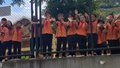 大学生山区支教结束离开学校 学生们在校园操场里一路追车挥手送别