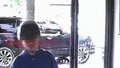 外卖骑手雨天进店借充电器被店主暖心安慰 事后向店主回赠一箱饮料