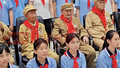 少先队员们为七位抗美援朝老兵戴上红领巾