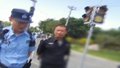 交警提示电动车上车牌 女子“疯狂咆哮”