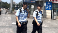 烈日下灼烤 民警头顶温度高达53.4度  满头大汗西站站岗巡逻