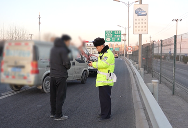 北京交警：严查涉牌违法！