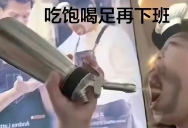 “员工对嘴喷奶油”，瑞幸回应：2人使用门店打烊后废弃奶油拍摄，严重违规，将严肃处理