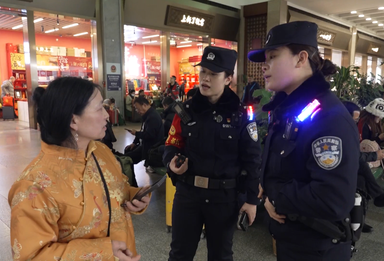 站台狂奔找回旅客失物 春运旅途上的警花搭档