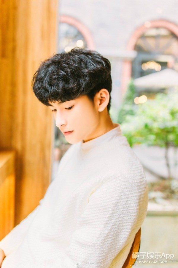 和小凯是老乡,看这长相也是挺俊一小伙儿,侧颜好看,感觉有点像杨洋