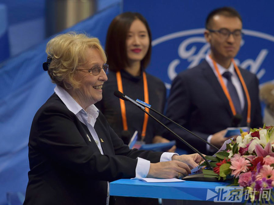 开幕式上，世界冰壶联合会主席凯特·凯斯内斯进行开幕式致辞。凯特在致辞中表示，很高兴能够在2014年康比特世界男子冰壶锦标赛圆满结束后返回北京，她相信这会是一届精彩激烈的世锦赛。