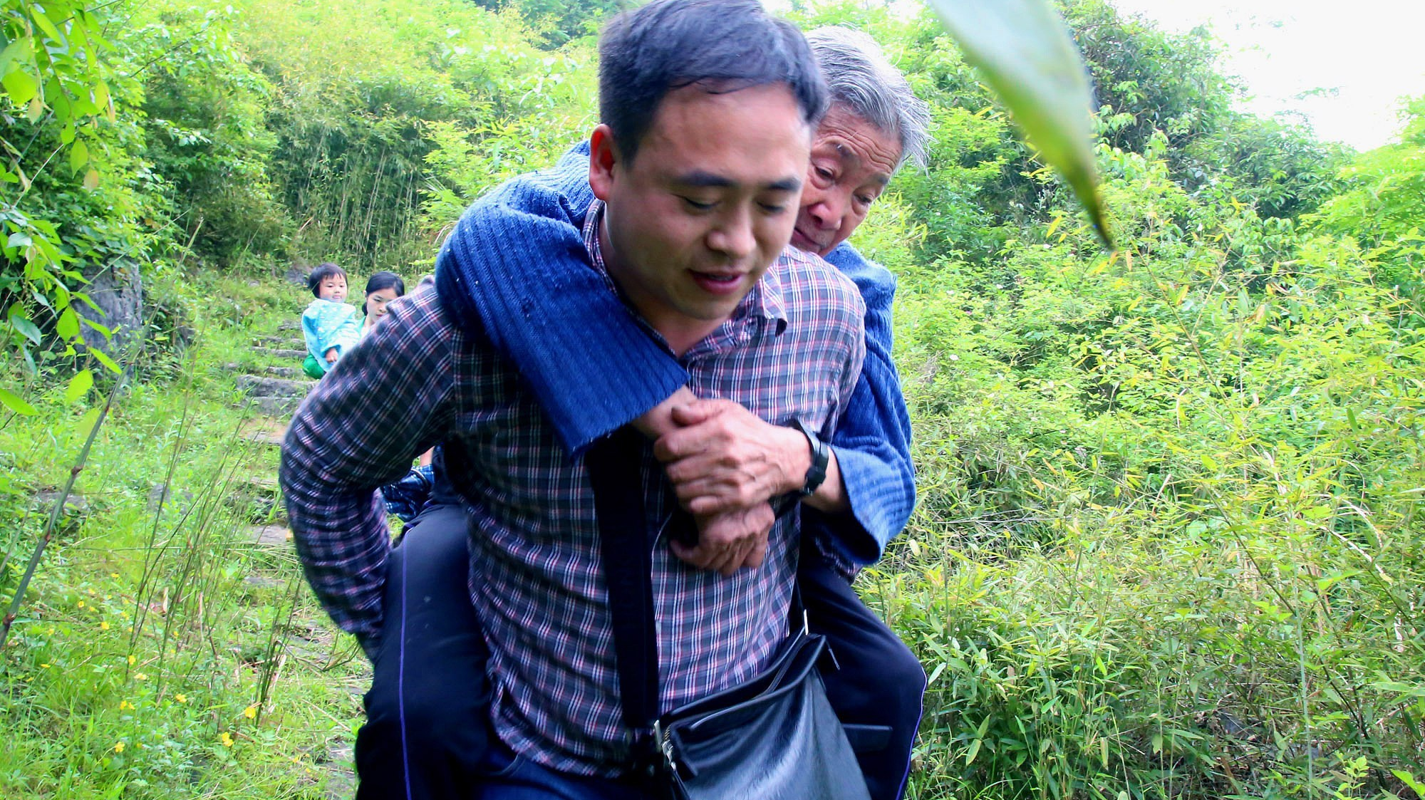 老人说,因身体不佳早在几年前就办了后事的酒席,请当地村民吃喝一餐。为的是万一他死在外面,就可以让已经吃喝他的村民抬他进墓室。云南昆明一名叫张健的青年得知情况后,不远千里乘飞机过来只想看一眼老人的样子,为了早点到达张健还背老人下山。