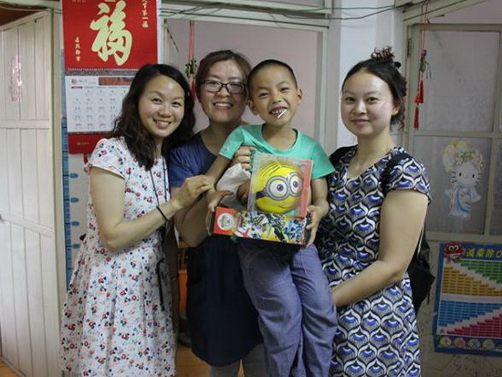 【暖新闻】小阳阳和他的“编外妈妈”们 【暖新闻】小阳阳和他的“编外妈妈”们