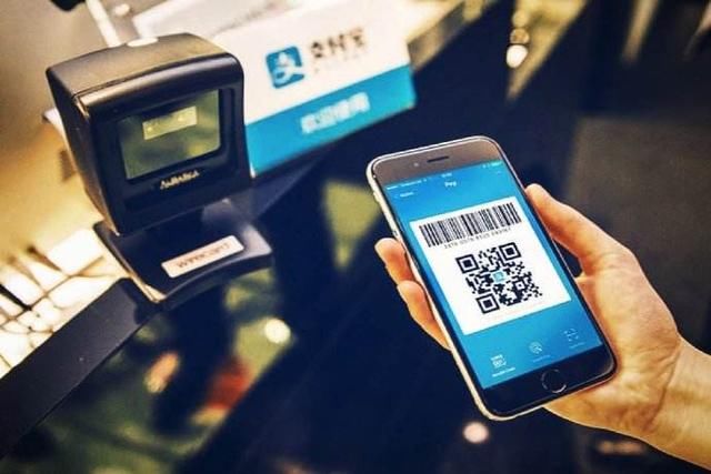 印度人来中国旅游,看到用手机付款很惊讶:中国人买东西不给钱?