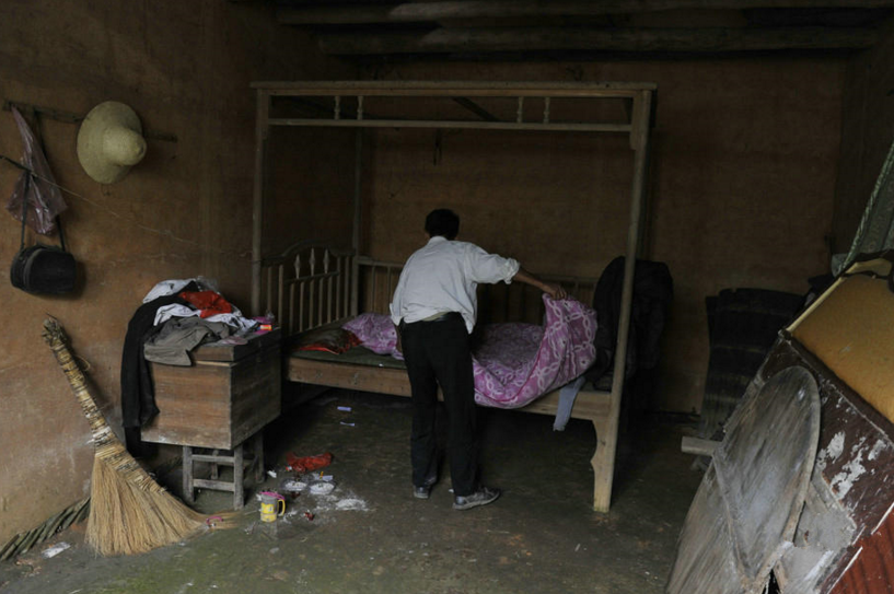 老汉怕女人见到就躲,自称八字无姻缘