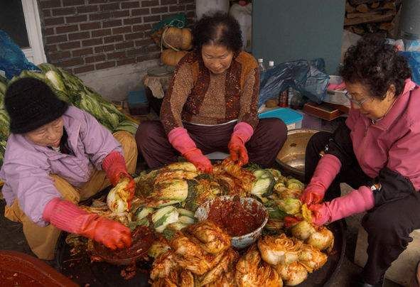 为什么牛气哄哄的韩国人吃不起肉和水果,看完