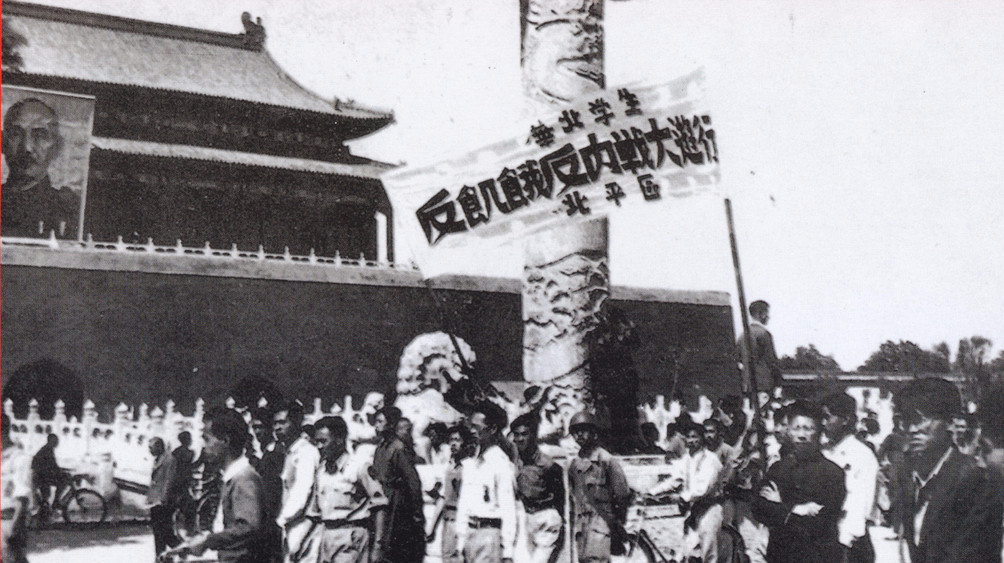 天安门往南,从崇文门到宣武门的南顺城一线,堆积着自明代以来的垃圾,抗战期间疏于管理,这些陈年旧物堆得比城墙还高,仿佛王朝的魅影。
直到1948年各处修缮工程才陆续开工,天安门上的蒋介石像也更换了新版本,其间的蒋介石像见证了北平学生“反饥饿、反内战、反迫害”的示威游行通过天安门前的大街——此时它已更名为中山街。
