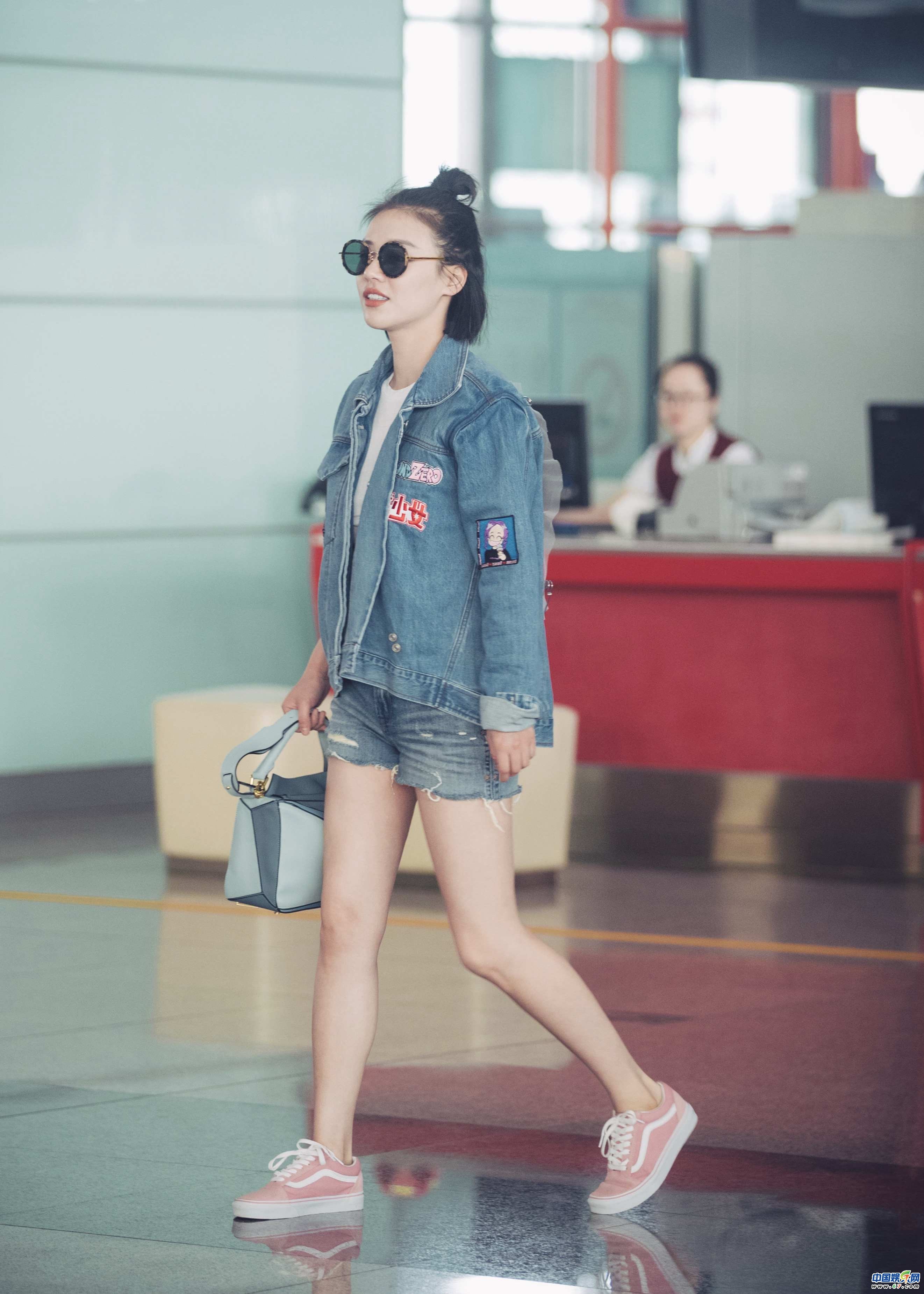 马思纯半丸子头秀美腿 牛仔装帅气甜美双满分