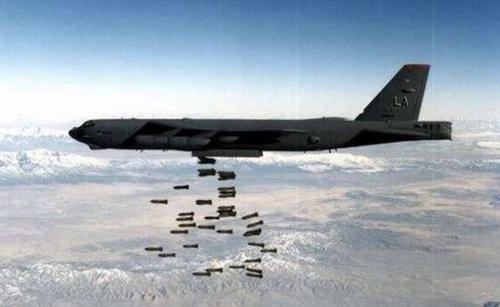 战斗机在小镇上空进行实弹射击,空弹壳落下砸