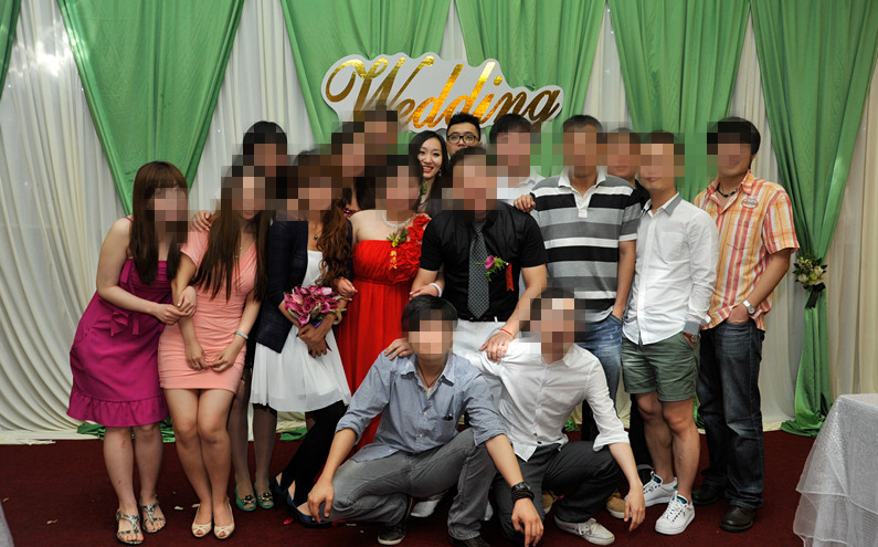 宋喆杨慧与众人合影。