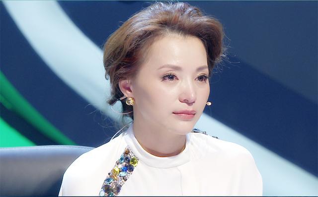 董卿这3次下跪,前两次跪出中华自豪,最后一次