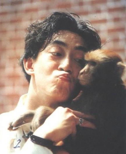 微博曝光“孙悟空”六小龄童年轻时的旧照，照片中六小龄童与猴子亲密接触，年轻时面容英俊，风采不输当今大火的小鲜肉们。