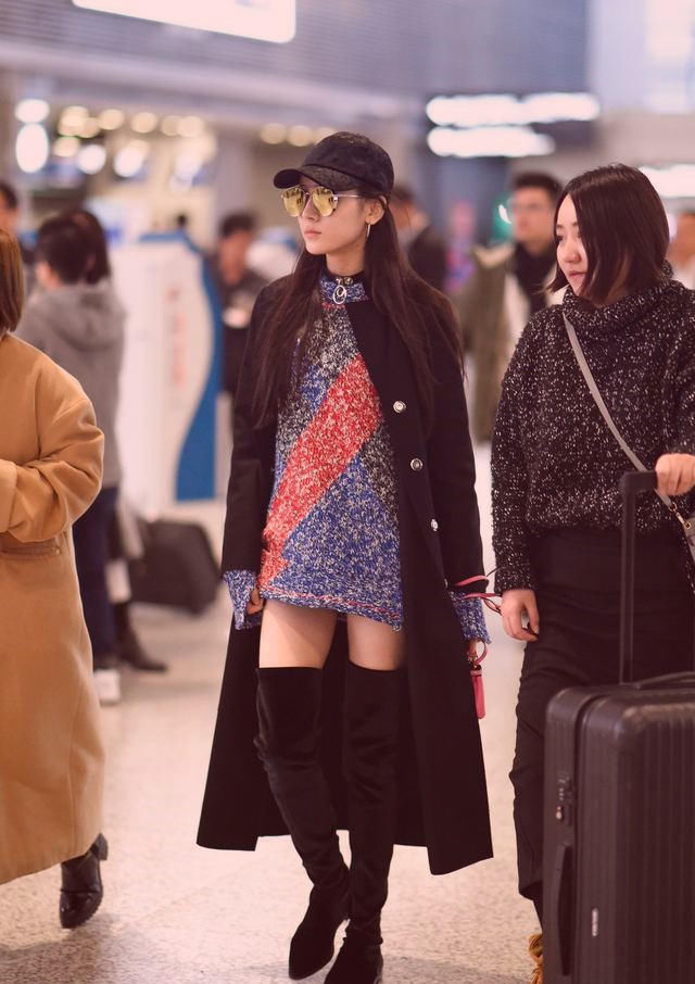 迪丽热巴机场近照,穿呢子大衣酷劲实足,网友:大