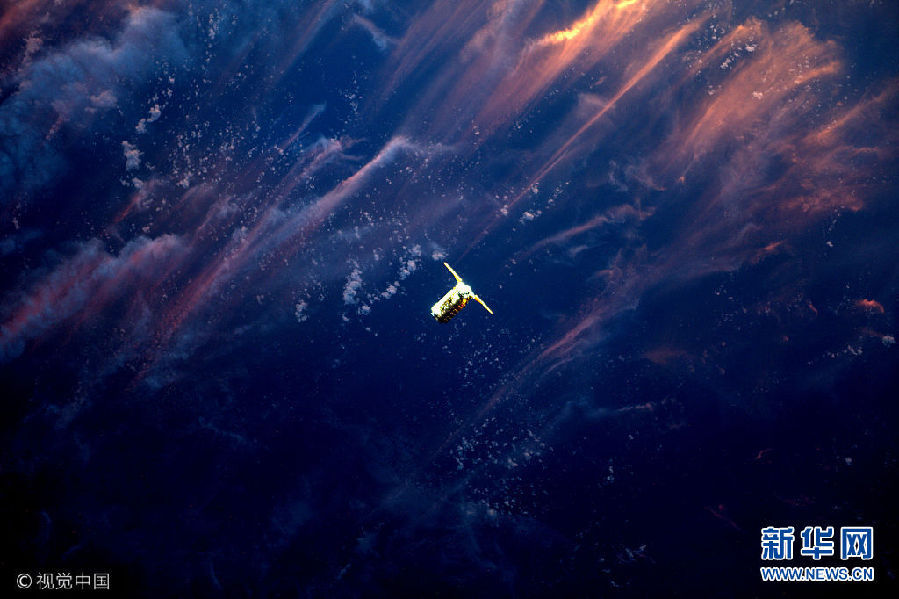 4月22日，第51远征队(Expedition 51)飞行工程师、欧航局宇航员Thomas Pesquet拍下了正在不断向国际空间站靠近的Orbital ATK“天鹅座”飞船。虽然身处ISS的宇航员能够拍到许多令人惊叹的照片，但却很少会像现在这次这样拥有这么好的拍摄角度，不得不感叹时机对于摄影的重要性。