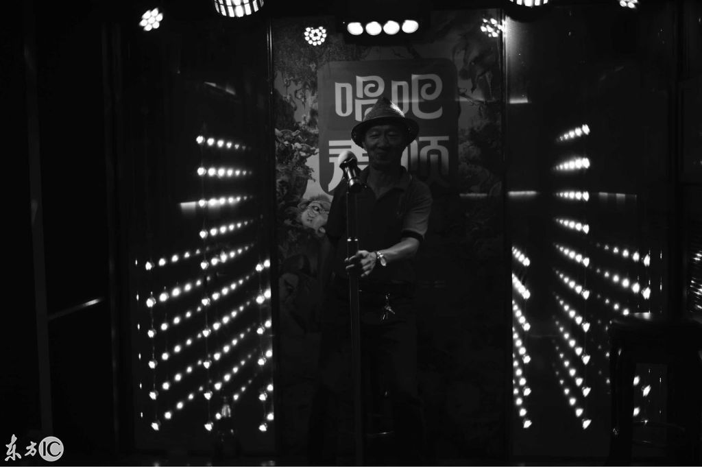 老夫老妻唱KTV,这两位老人火了