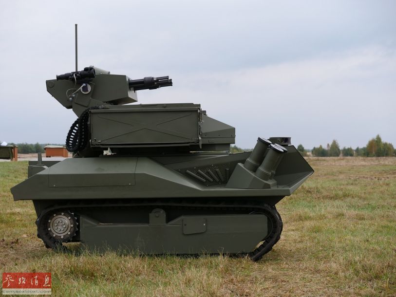 新型无人战车侧面特写，可见加特林机枪的弹箱位于两侧位置，采用履带式底盘也是为了增强其全地形通过能力。