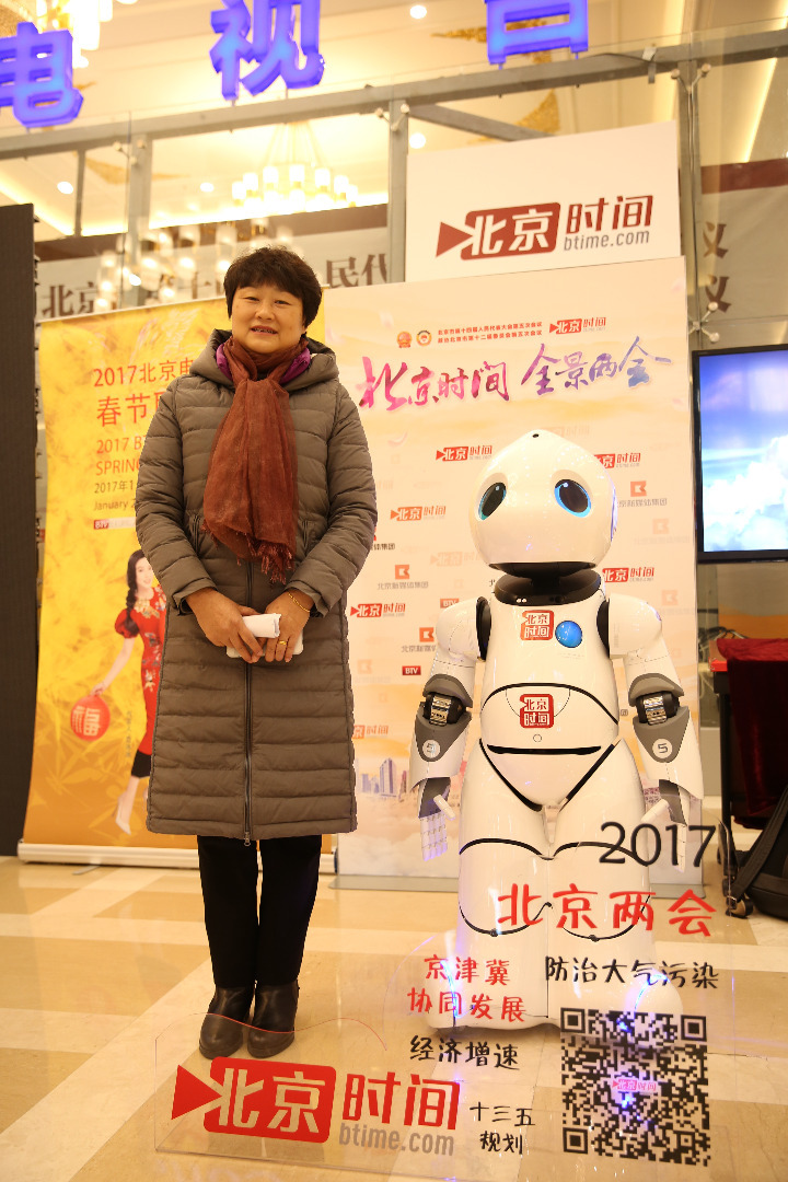 北京市第十四届人民代表大会第五次会议召开，机器人优友作为北京时间特邀记者来到会场，与代表聊天互动、亲密合影，开心时还跳起了炫酷的舞蹈，为大家带来了欢声笑语，收获了众多粉丝。