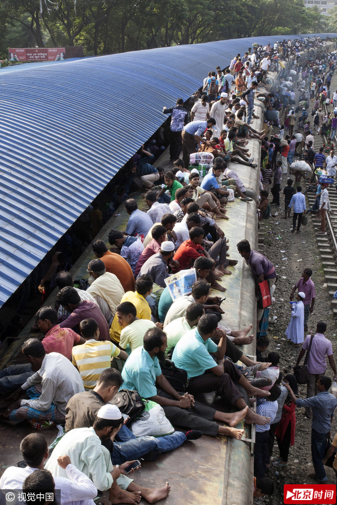 当地时间2016年9月8日，孟加拉国达卡，宰牲节将至，孟加拉国民众和穆斯林乘坐火车返乡，场面颇为壮观，连火车顶部也是人山人海。