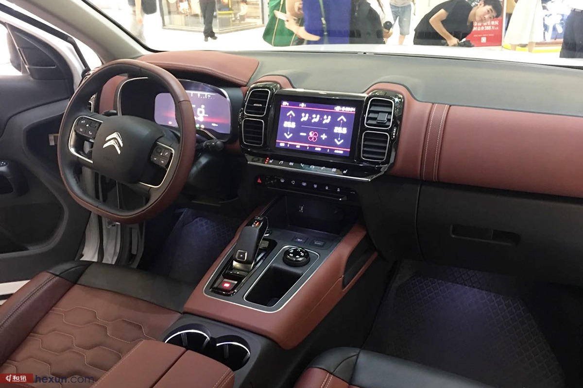 再搭配上内饰整体双色配色,体现除了雪铁龙对于这款车型的基本定位,即