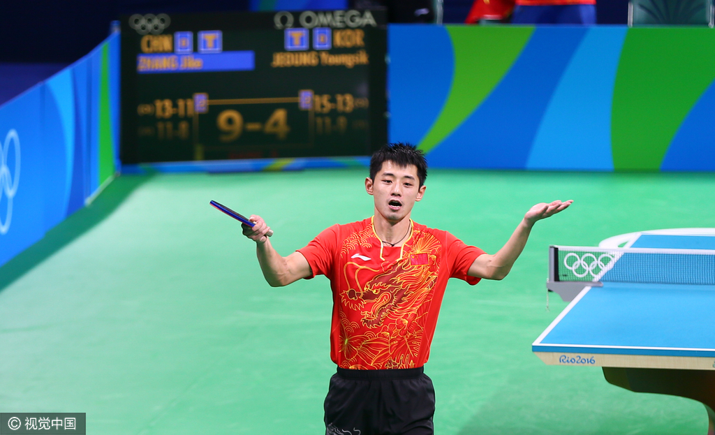 中国队在首场派出张继科，他对阵韩国队的郑荣植。双方在首局就打得异常胶着，场上连续出现平分。
图为张继科霸气庆祝。