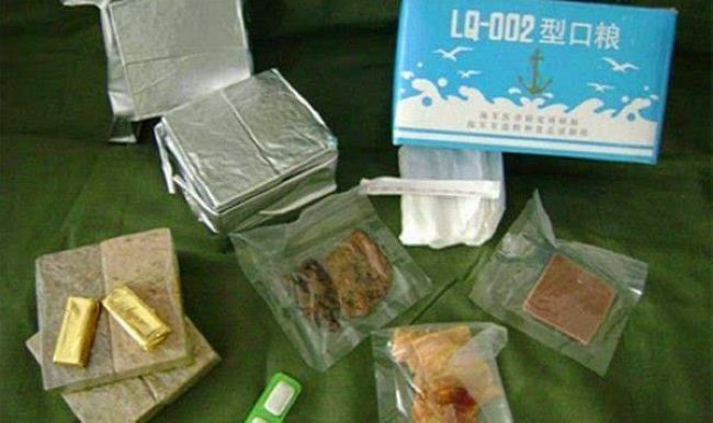 解放军侦察兵食品研究1986年2月开始,1987年6月结束。侦察兵食品含有米饭、酱米肉、水果软罐头食品、压缩干粮、巧克力和提神饮料等10种食品。每日份2包,重985克,体积1435厘米3。主要特点是:体积小,口味好,营养丰富,便于携带食用,具有解渴、兴奋和抗疲劳作用,具有较好的接受性和连食性。一时间,所有部队都以能吃上侦察兵口粮为享受。不过,其成本相比起当时普遍装备部队的761型来说还是太高了,故未敞开向普通部队供应。此后,直至06式单兵自热食品食品出现前,解放军并未装备成套的单兵口粮,而是着重对单种主食或副食进行攻克。