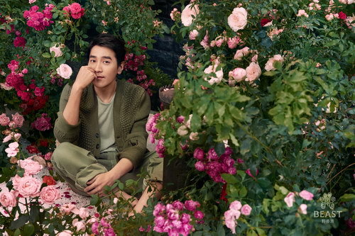 近日,赵又廷七夕大片曝光。在为艺术品牌野兽派拍摄的大片中,姑父穿越三个不同维度空间,扮演一位等待爱人的植物学家,更遇到特殊的旅伴。