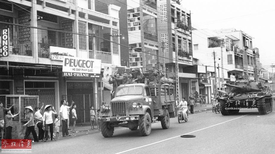 1975年越南全国统一后，北方派出大批干部南下接管，当时越南部地区经济较发达、生活较富庶，由此滋生出严重的腐败问题。特别是越空军部队缴获了大批遗留物资，不少接收人员趁机“捡洋捞”“发洋财”，这股风迅速蔓延到越空军各级机关和部队。