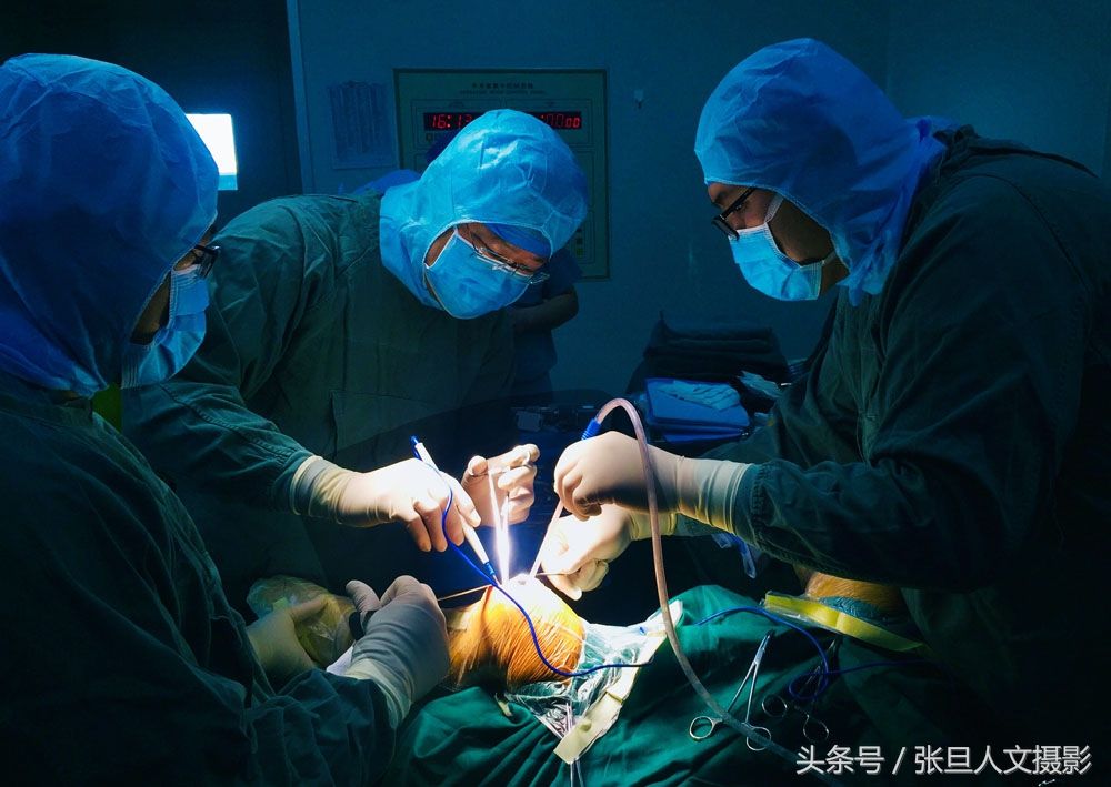 跟骨科主任在手术室给患者做手术 感受到医生