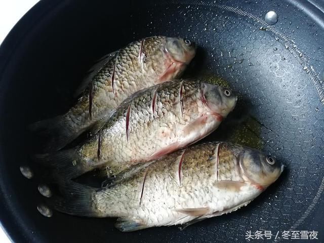 教你一招,做紅燒鯽魚時,加入1勺這個調料,增香又增色,有食慾