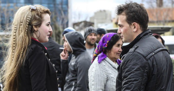 主要的选择权在男方，男子会对自己感兴趣的女子进行一番了解，若是满意便可花钱娶回家。而女子则毫无选择权，只能等待男子挑选。