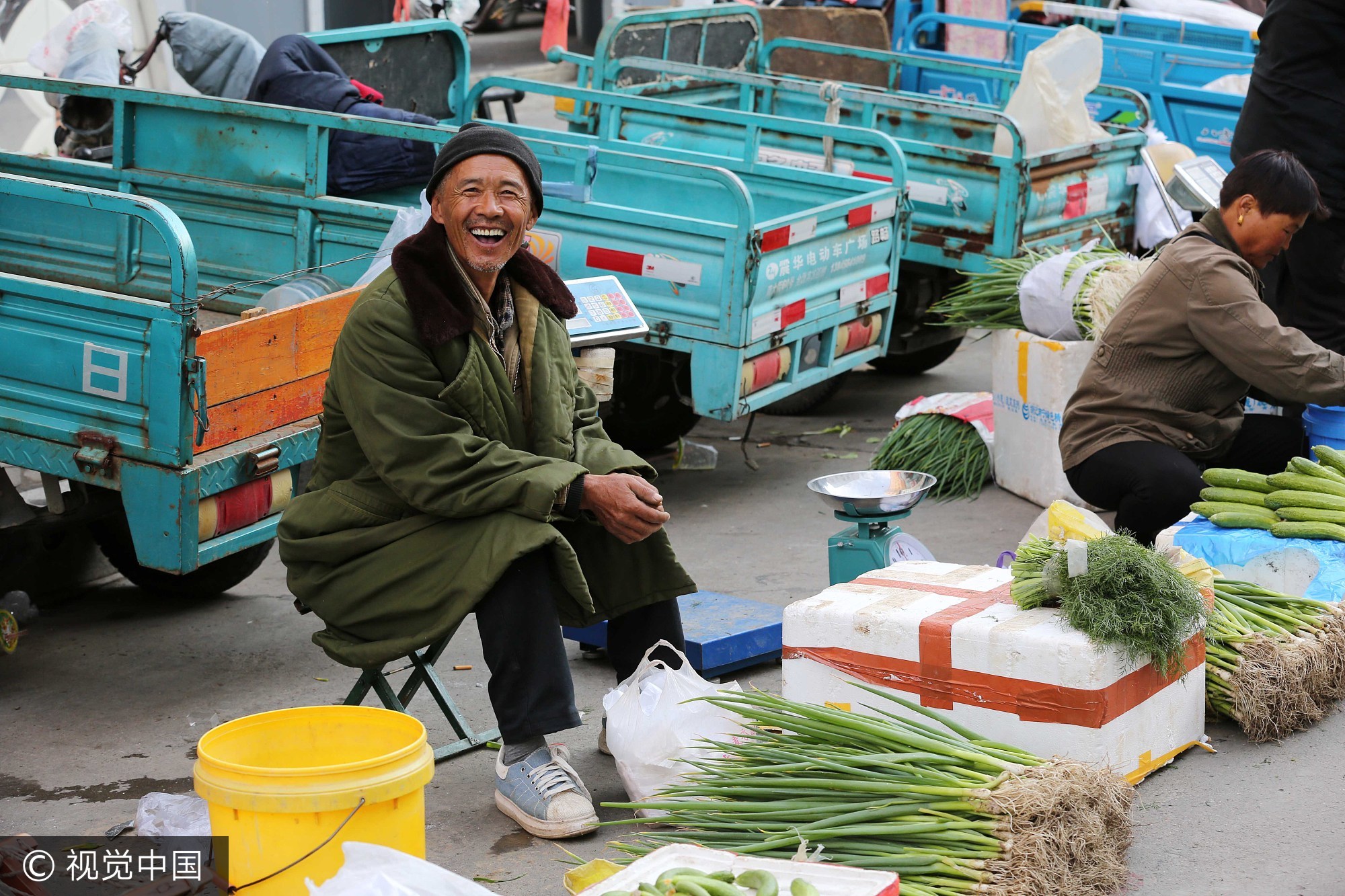 图为穿棉衣的大叔。