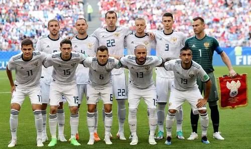 欺软怕硬,俄罗斯0:3惨败乌拉圭,国足球迷:你只