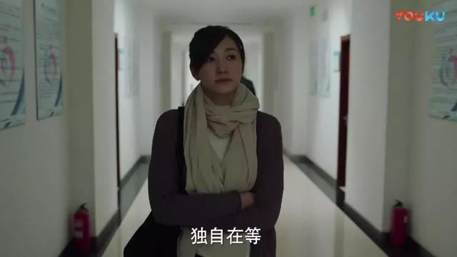 穿着老气的牛莉背着张嘉译约会还敢求复合,她