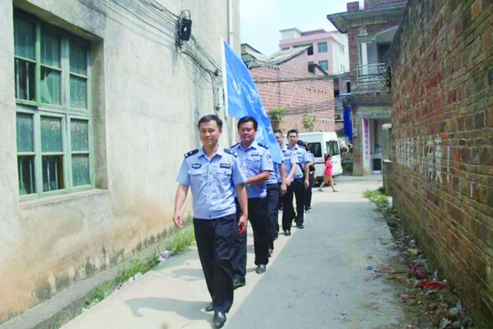 白沙派出所民警,组成警营志愿者服务队,到岩泉镇,白沙乡等乡镇开展