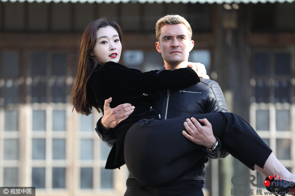 奥兰多公主抱宋轶救美 手握暖宝宝遛狗画面有爱