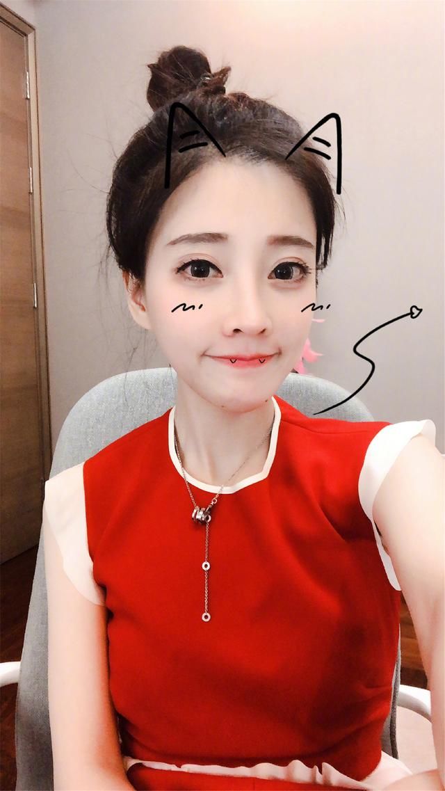 人气知名网红冯提莫与香蕉娱乐王思聪13秒亲